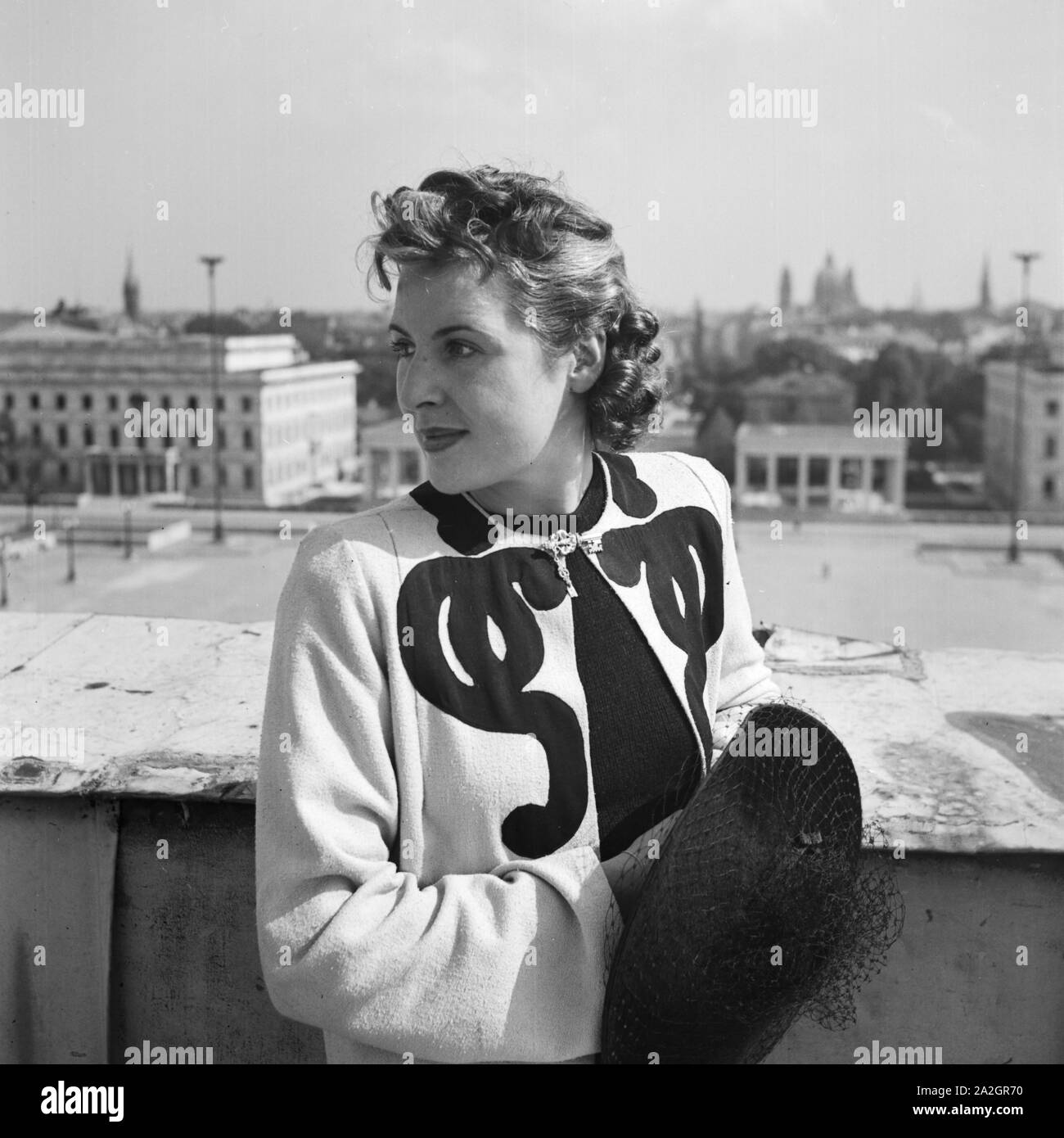 Eine Frau steht an einer Brüstung in München, Deutschland 1930er Jahre. A woman leaning on a balustrade at Munich, Germany 1930s. Stock Photo