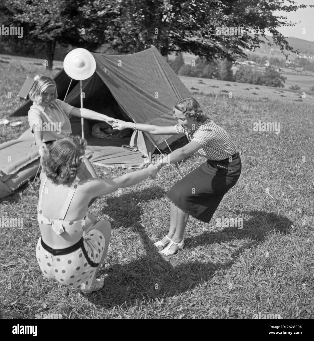 Junge Frauen vor ihrem Klepper Zelt in der Sommerfrische, Deutschland  1930er Jahre. Young woman by their tent on summer vacation, Germany 1930s  Stock Photo - Alamy