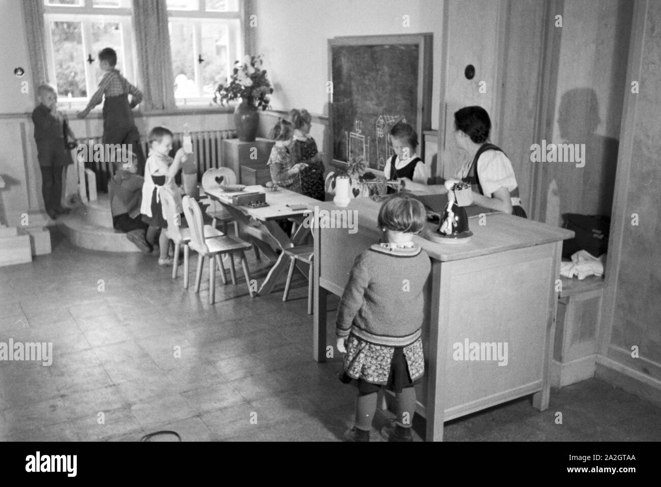 Spielende Kleinkinder im Kindergarten des Fröbelhauses in Oberweißbach, Deutschland 1930er Jahre. Toddlers playing in the kindergarten of the Fröbelhaus in Oberweißbach, Germany 1930s. Stock Photo