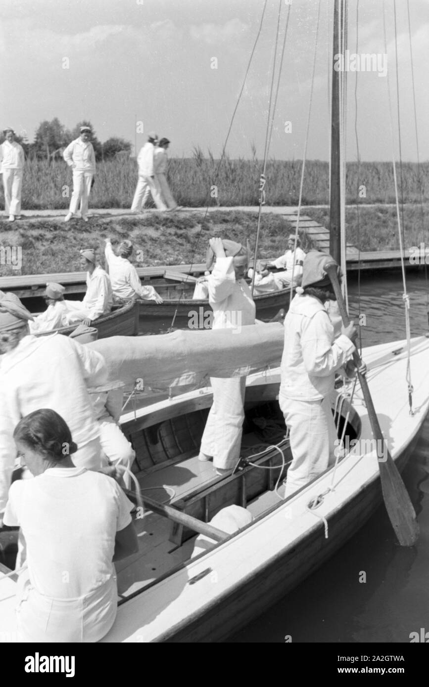 Unterricht im Segeln auf dem Chiemsee, Deutschland 1930er Jahre ...