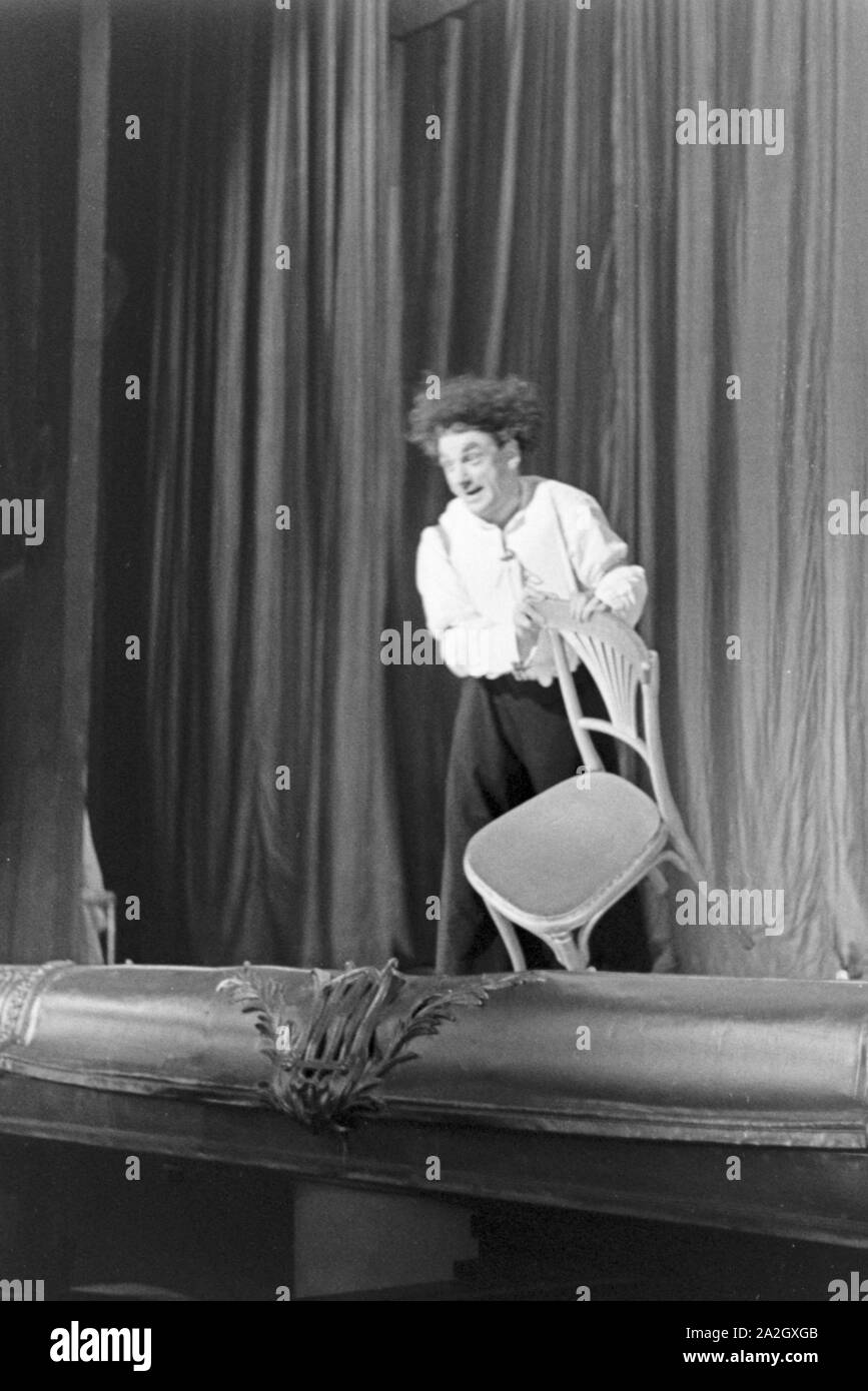 Darstellende Künstler bei einer Abendvorführung in Karlsbad, Deutschland 1930er Jahre. Performing artists during an evening show in Karlsbad, Germany 1930s. Stock Photo