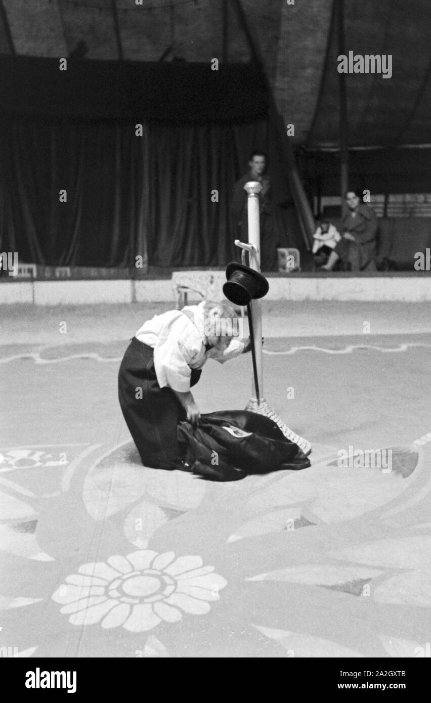 Ein Affe in der Manege in einem Karlsbader Zirkus, Deutsches Reich 1930er Jahre. A monkey in the circus ring in a circus in Karlsbad, Germany 1930s. Stock Photo