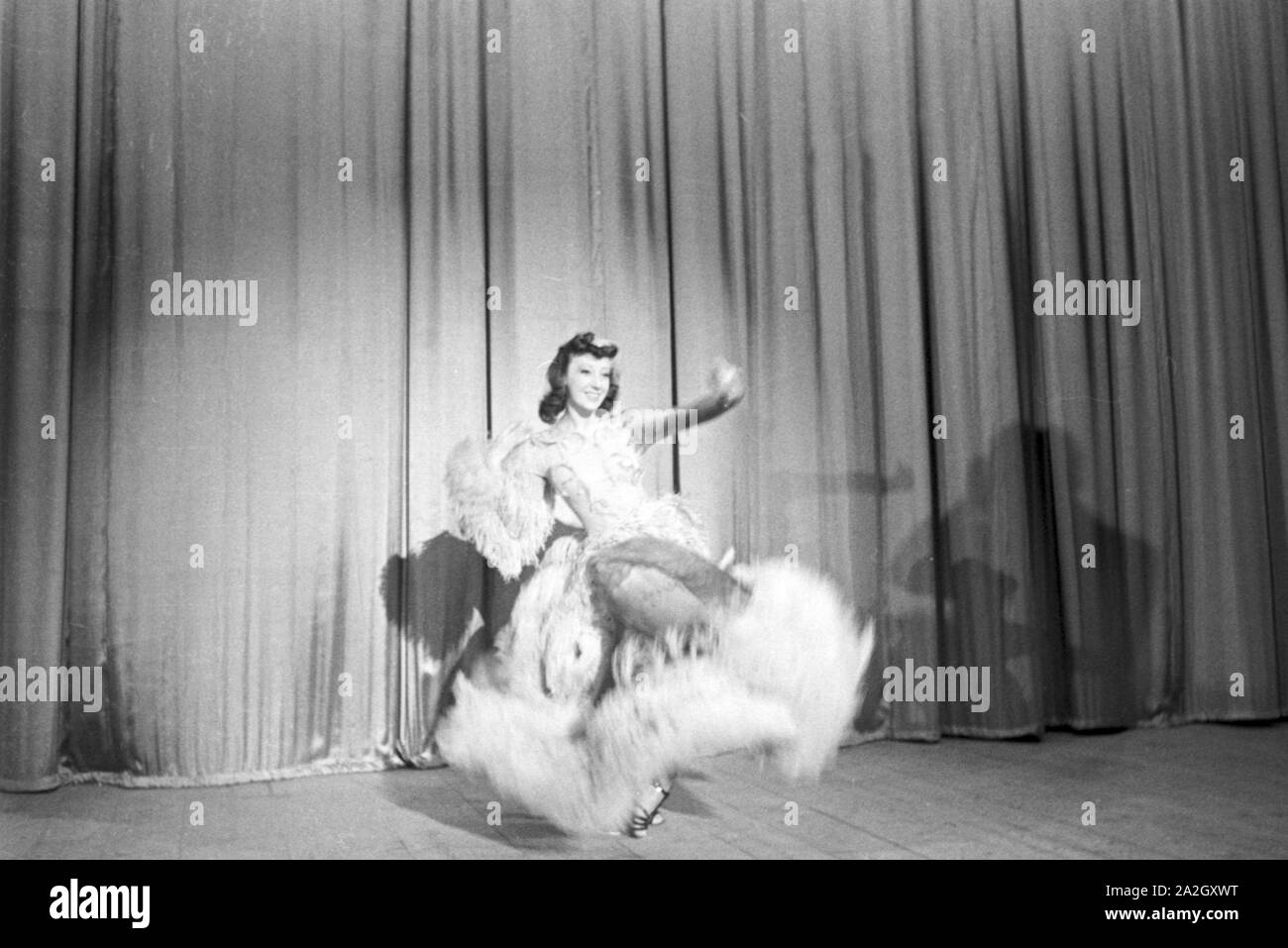 Darstellende Künstler bei einer Abendvorführung in Karlsbad, Deutschland 1930er Jahre. Performing artists during an evening show in Karlsbad, Germany 1930s. Stock Photo