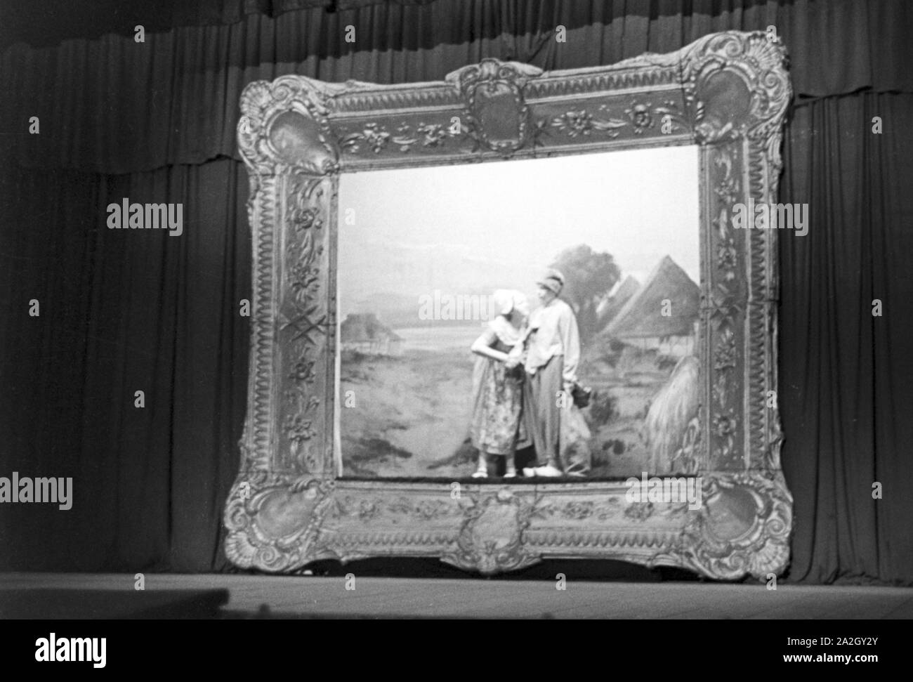 Darstellende Künstler bei einer Abendvorführung in Karlsbad, Deutschland 1930er Jahre. Performing artists during an evening show in Karlsbad, Germany 1930s. Stock Photo