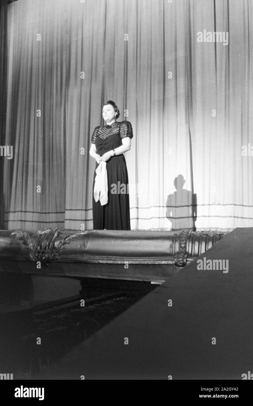 Darstellende Künstler bei einer Abendvorführung in Karlsbad, Deutschland 1930er Jahre. Performing artists during an evening show in Karlsbad, Germany 1930s. Stock Photo