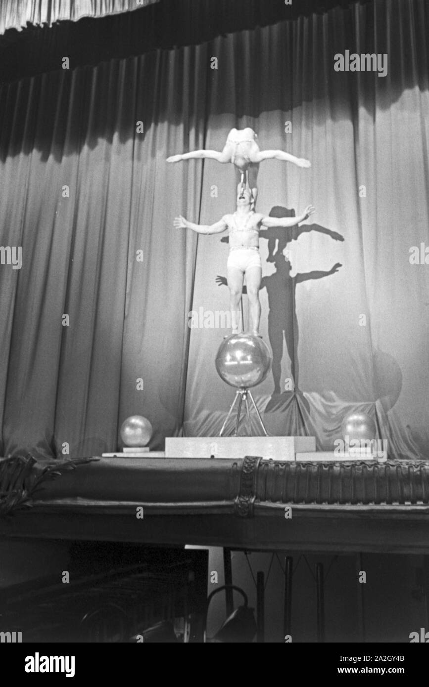 Zirkusakrobaten bei einer Aufführung in Karlsbad, Deutschland 1930er Jahre. Circus acrobats during a show in Karlsbad, Germany 1930s. Stock Photo