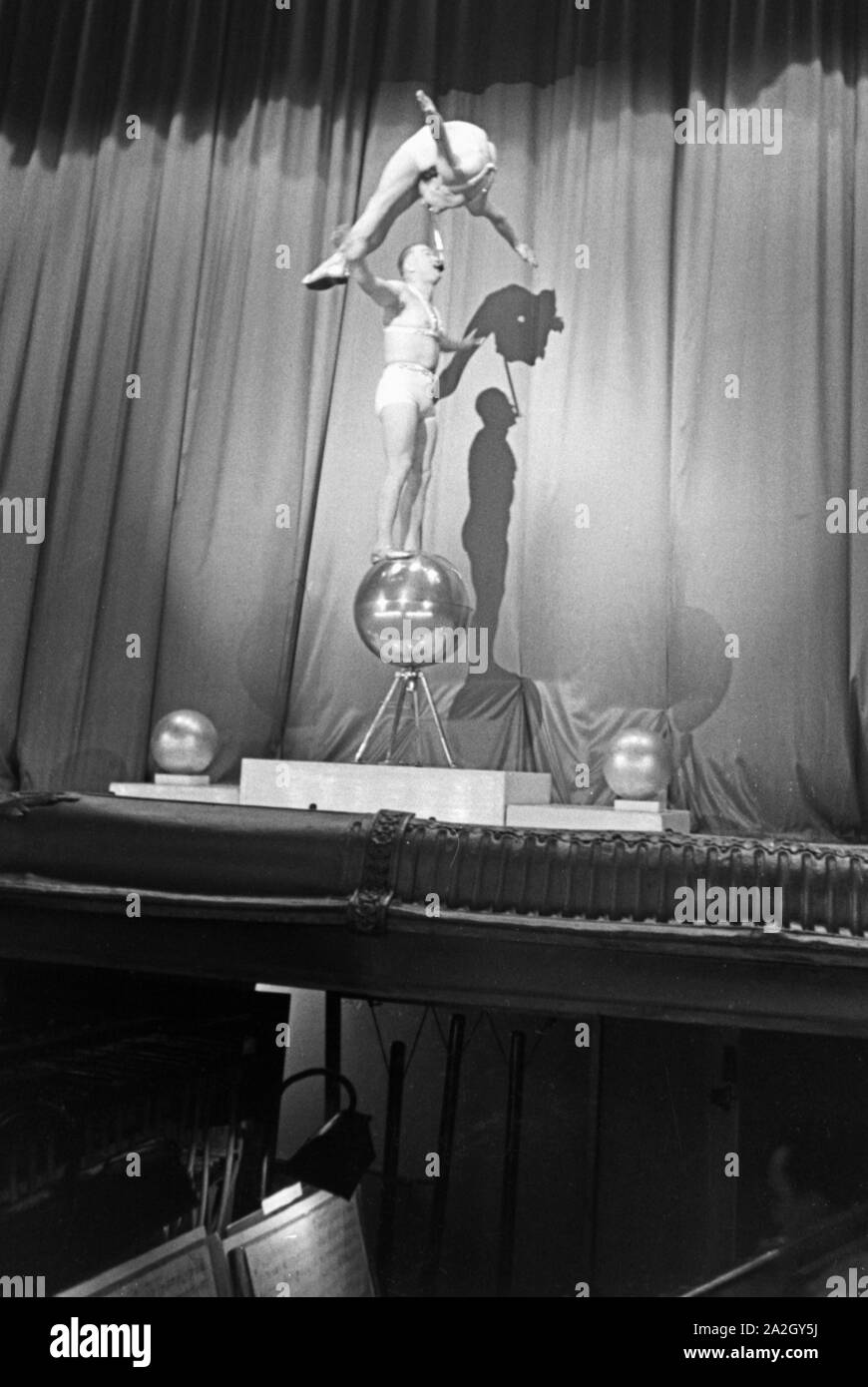 Deutschland 1930er jahre circus acrobats during a show in karlsbad hi