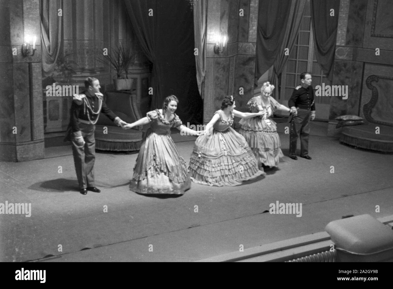 Eine Opernaufführung in Karlsbad, Deutschland 1930er Jahre. An opera performance in Karlsbad, Germany 1930s. Stock Photo