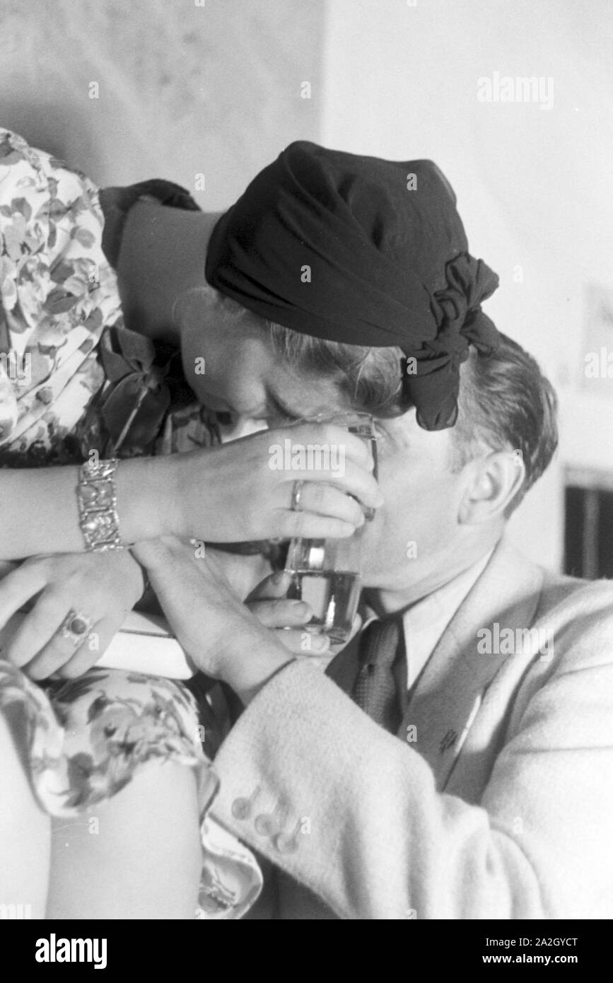Ein Paar auf einem Volksfest in Wien, Deutsches Reich 1930er Jahre. A  couple at a folk festival in Vienna, Germany 1930s Stock Photo - Alamy