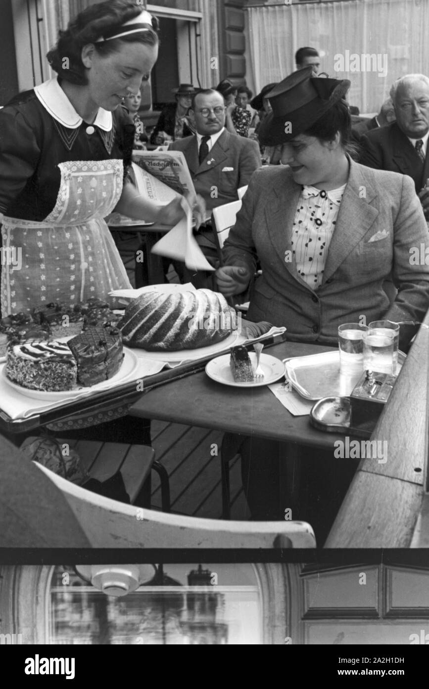 Ein gemütlicher Nachmitag in einem Wiener Kaffeehaus, Deutsches Reich 1930er Jahre. A cozy afternoon in a Viennese coffeehouse, Germany 1930s. Stock Photo