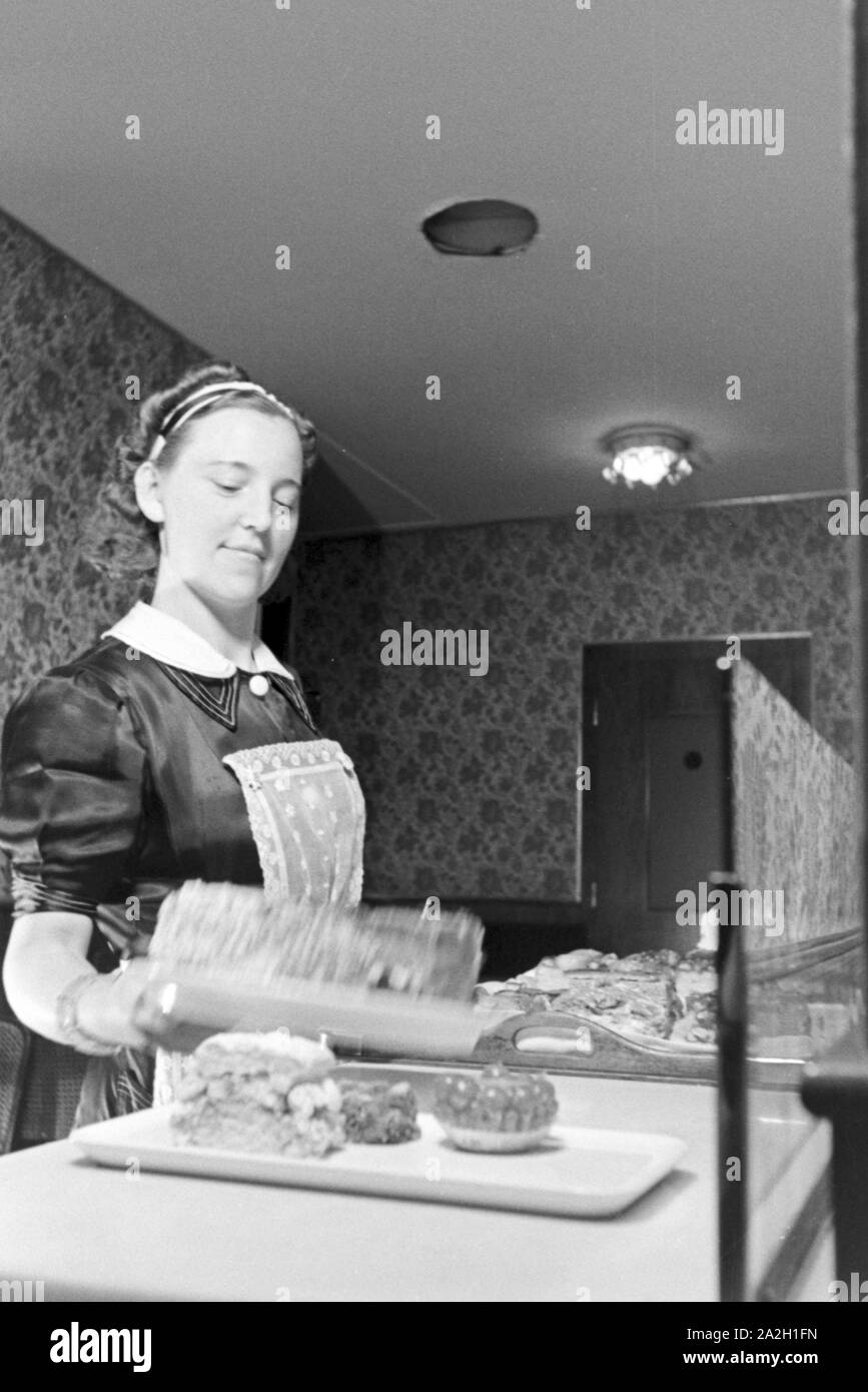 Ein gemütlicher Nachmitag in einem Wiener Kaffeehaus, Deutsches Reich 1930er Jahre. A cozy afternoon in a Viennese coffeehouse, Germany 1930s. Stock Photo