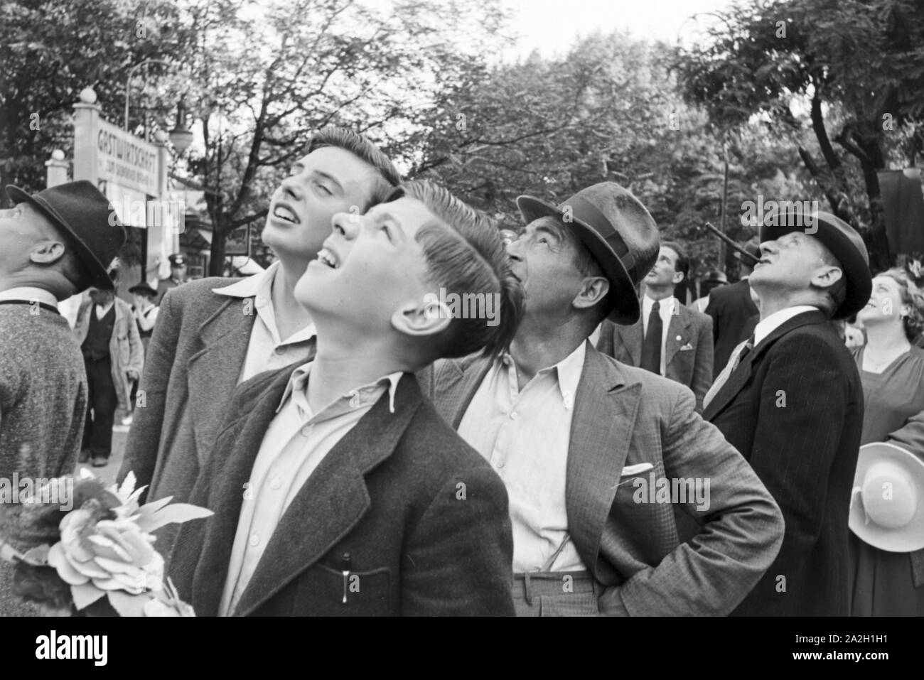 Ein Ausflug in den Wiener Vergnügungspark (Wiener Prater), Deutsches Reich 1930er Jahre. A trip to the amusement park of Vienna (Vienna´s Prater), Germany 1930s Stock Photo