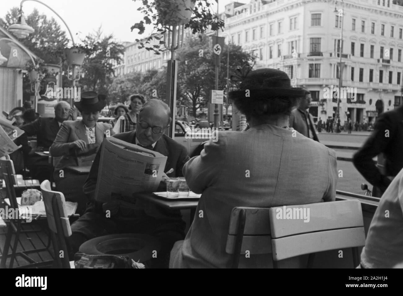 Alltag in einem Wiener Kaffeehaus, Deutsches Reich 1930er Jahre. Daily routine in a Viennese coffeehouse, Germany 1930s. Stock Photo