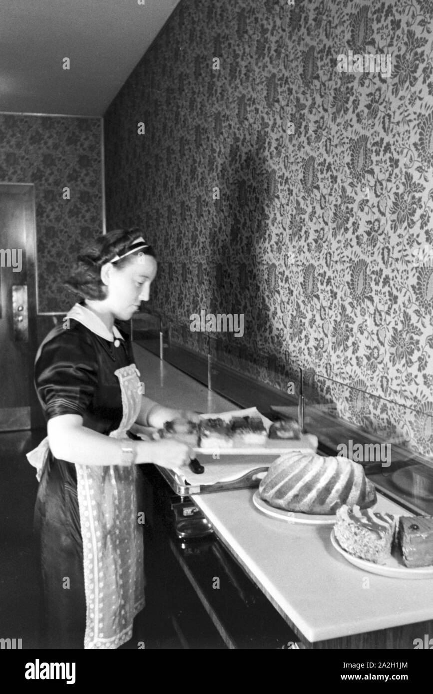 Alltag in einem Wiener Kaffeehaus, Deutsches Reich 1930er Jahre. Daily routine in a Viennese coffeehouse, Germany 1930s. Stock Photo