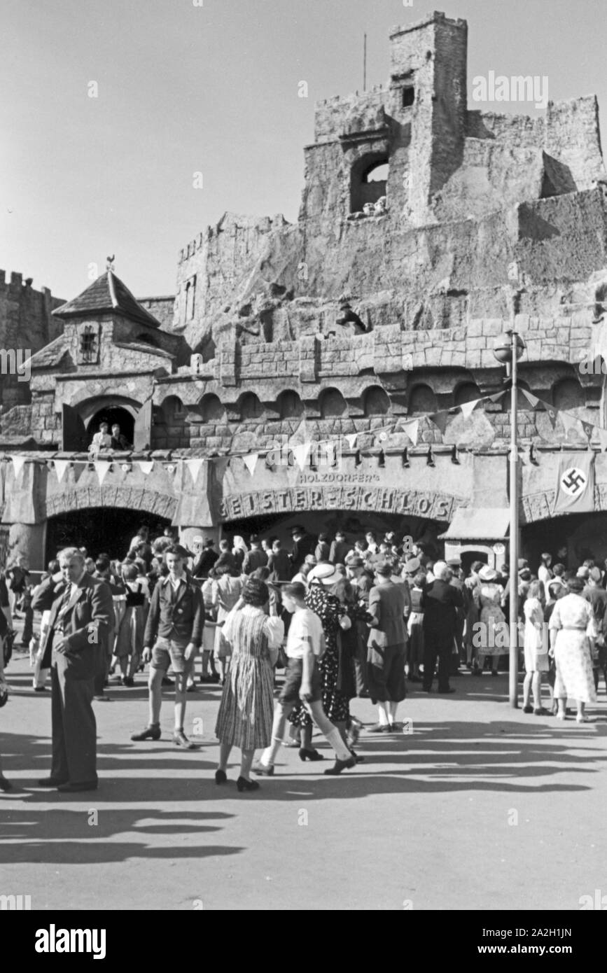 Ein Ausflug in den Wiener Vergnügungspark (Wiener Prater), Deutsches Reich 1930er Jahre. A trip to the amusement park of Vienna (Vienna´s Prater), Germany 1930s Stock Photo