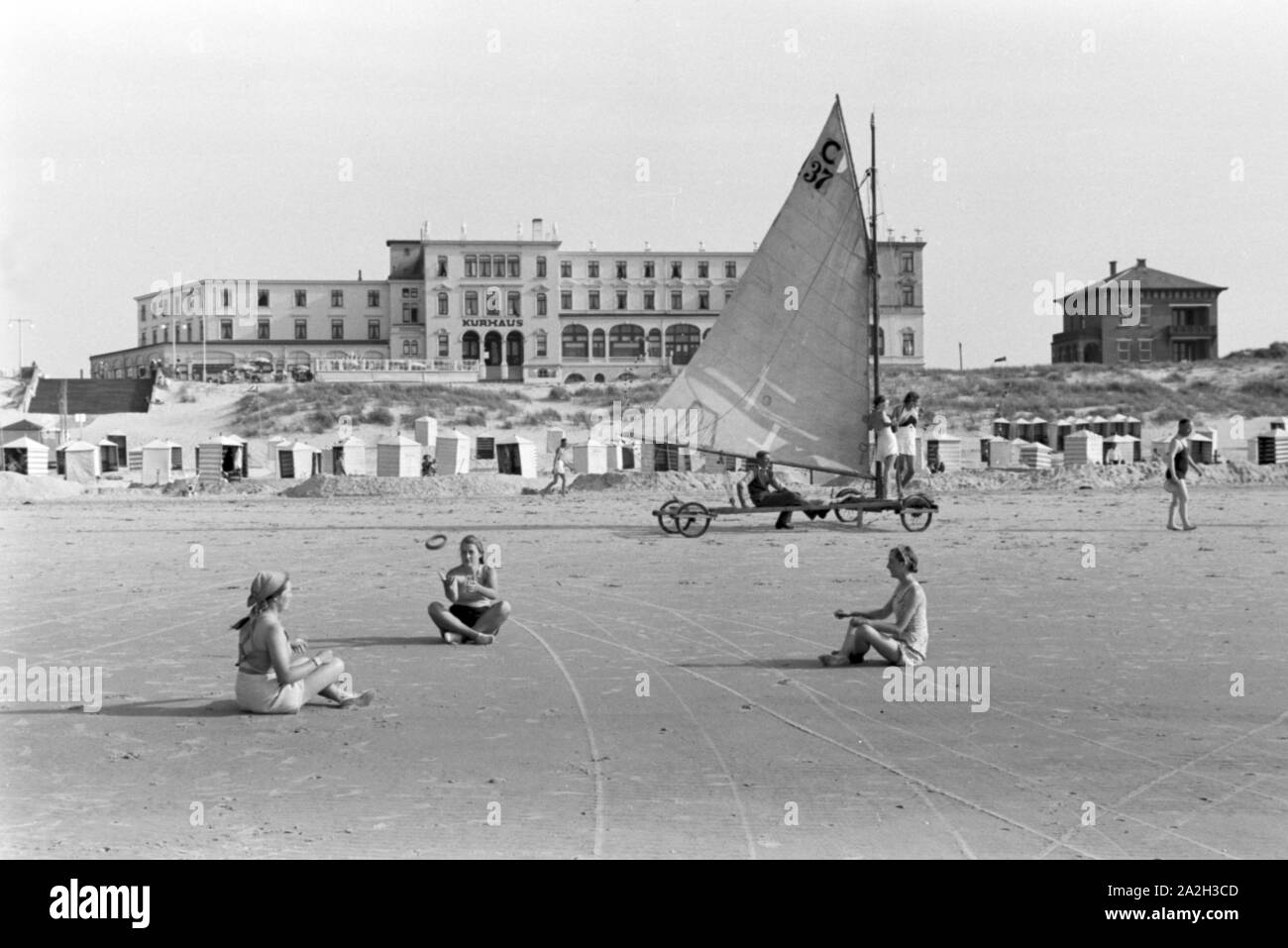 Sommerferien auf der Nordseeinsel Juist, Deutsches Reich 1930er Jahre. Summer holidays on the North Sea Island Juist, Germany 1930s. Stock Photo