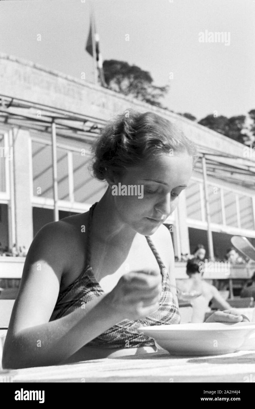Badenixe im Strandbad Wannsee in Berlin, Deutschland 1930er Jahre. Swimming beauty at lake Wannsee lido in Berlin, Germany 1930s. Stock Photo
