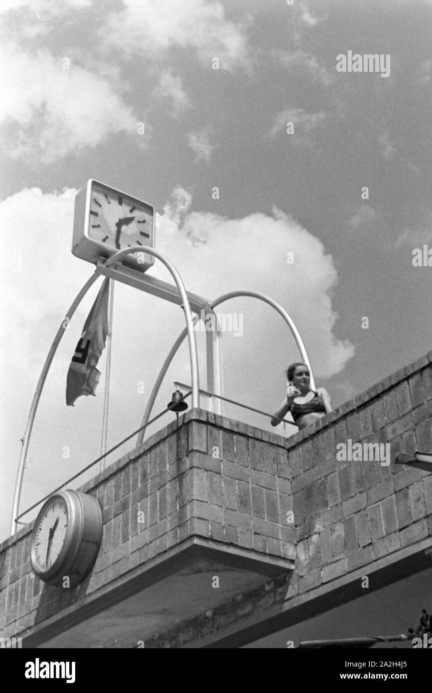 Uhr im Strandbad Wannsee in Berlin, Deutschland 1930er Jahre. Clock at lake Wannsee lido in Berlin, Germany 1930s. Stock Photo