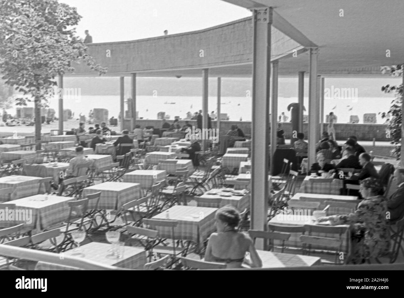 Badenixe im Restaurant vom Strandbad Wannsee in Berlin, Deutschland 1930er Jahre. Swimming beauty at lake Wannsee lido in Berlin, Germany 1930s. Stock Photo