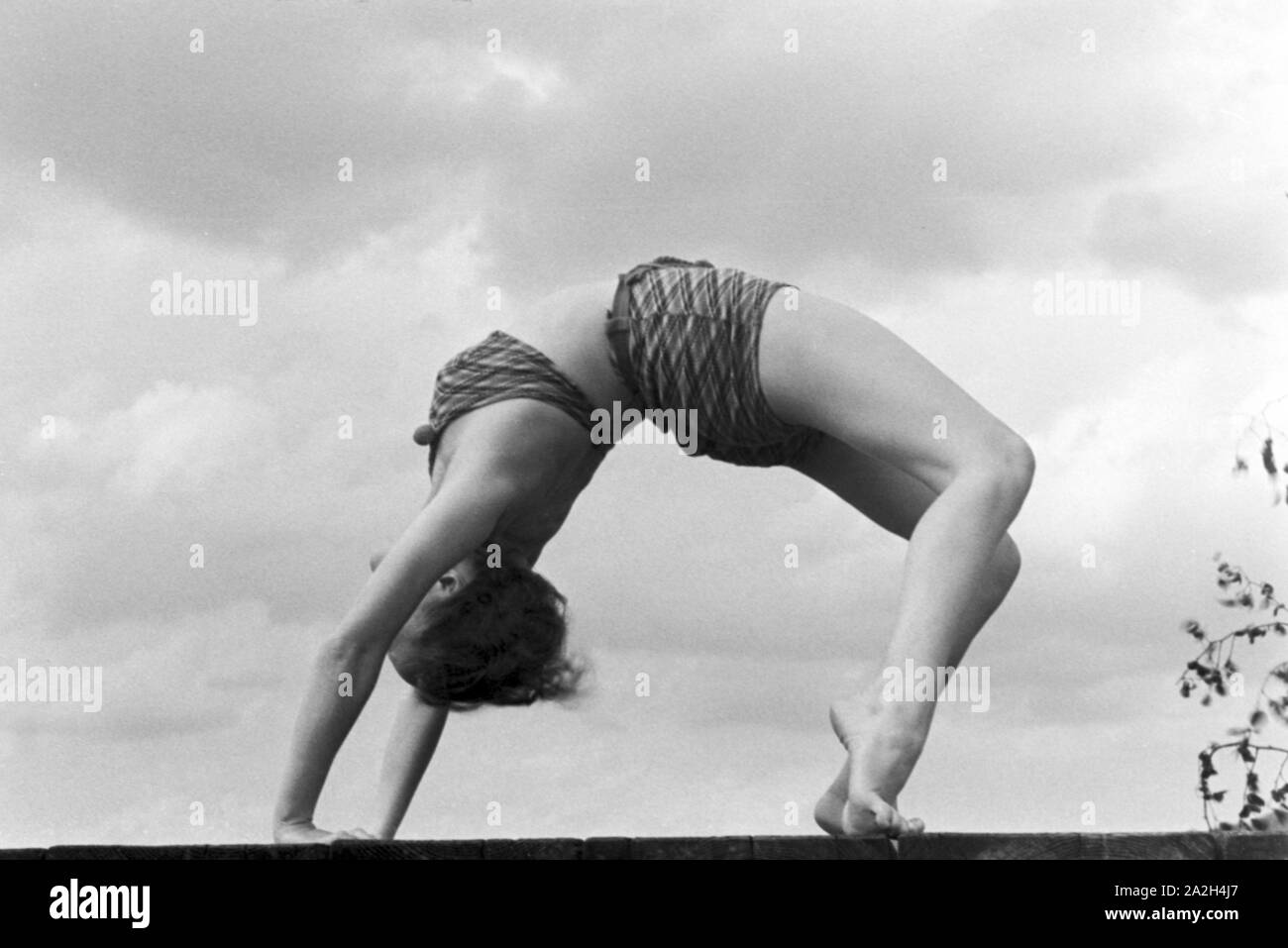 Badenixe im Strandbad Wannsee in Berlin, Deutschland 1930er Jahre. Swimming beauty at lake Wannsee lido in Berlin, Germany 1930s. Stock Photo