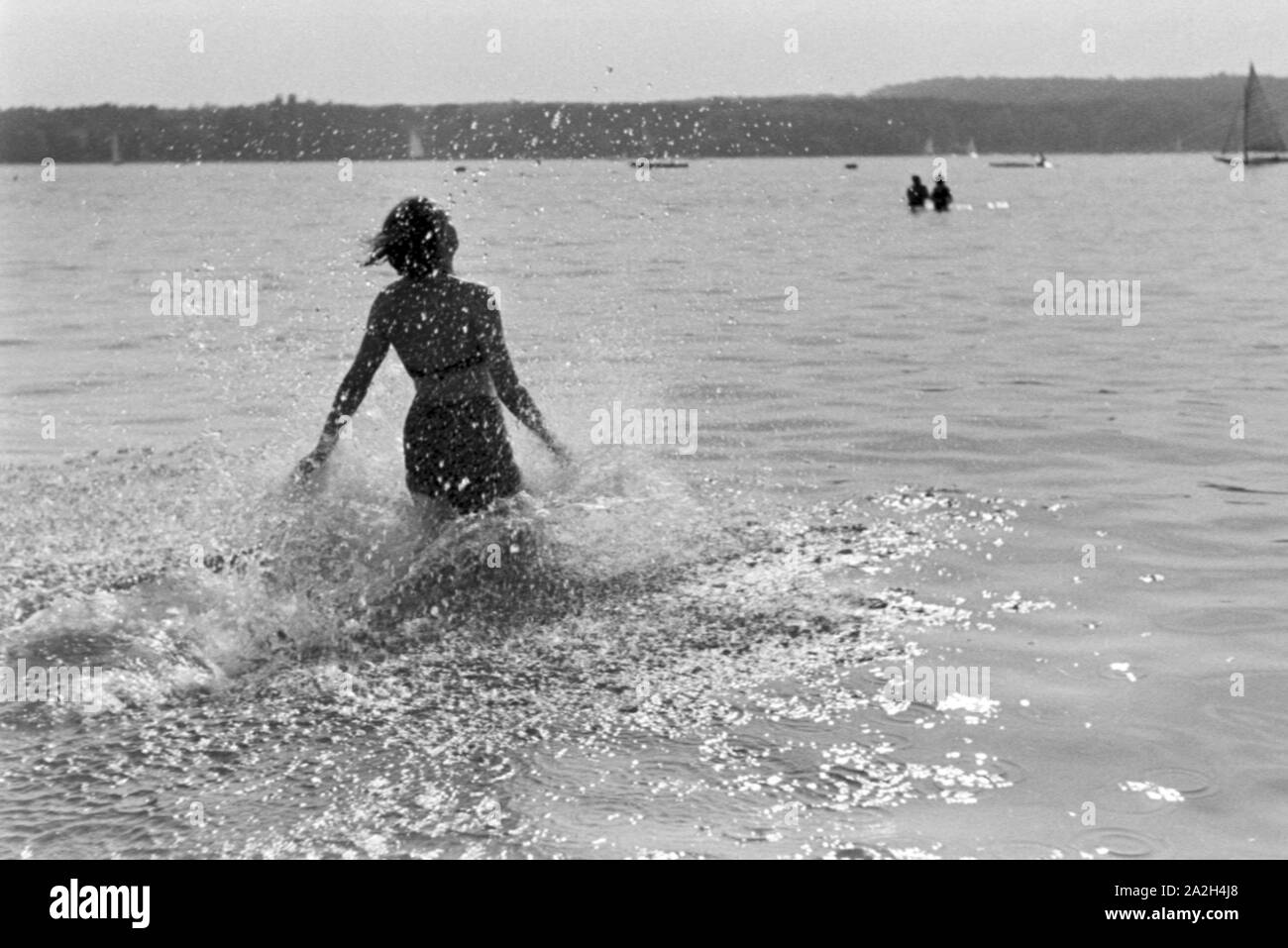 Badenixe im Strandbad Wannsee in Berlin, Deutschland 1930er Jahre. Swimming beauty at lake Wannsee lido in Berlin, Germany 1930s. Stock Photo