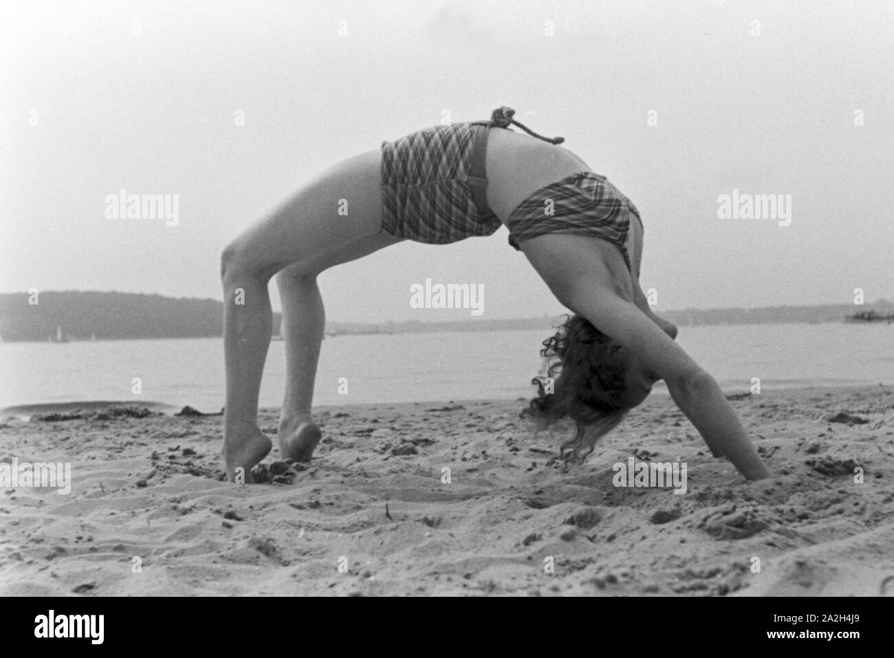 Badenixe im Strandbad Wannsee in Berlin, Deutschland 1930er Jahre. Swimming beauty at lake Wannsee lido in Berlin, Germany 1930s. Stock Photo