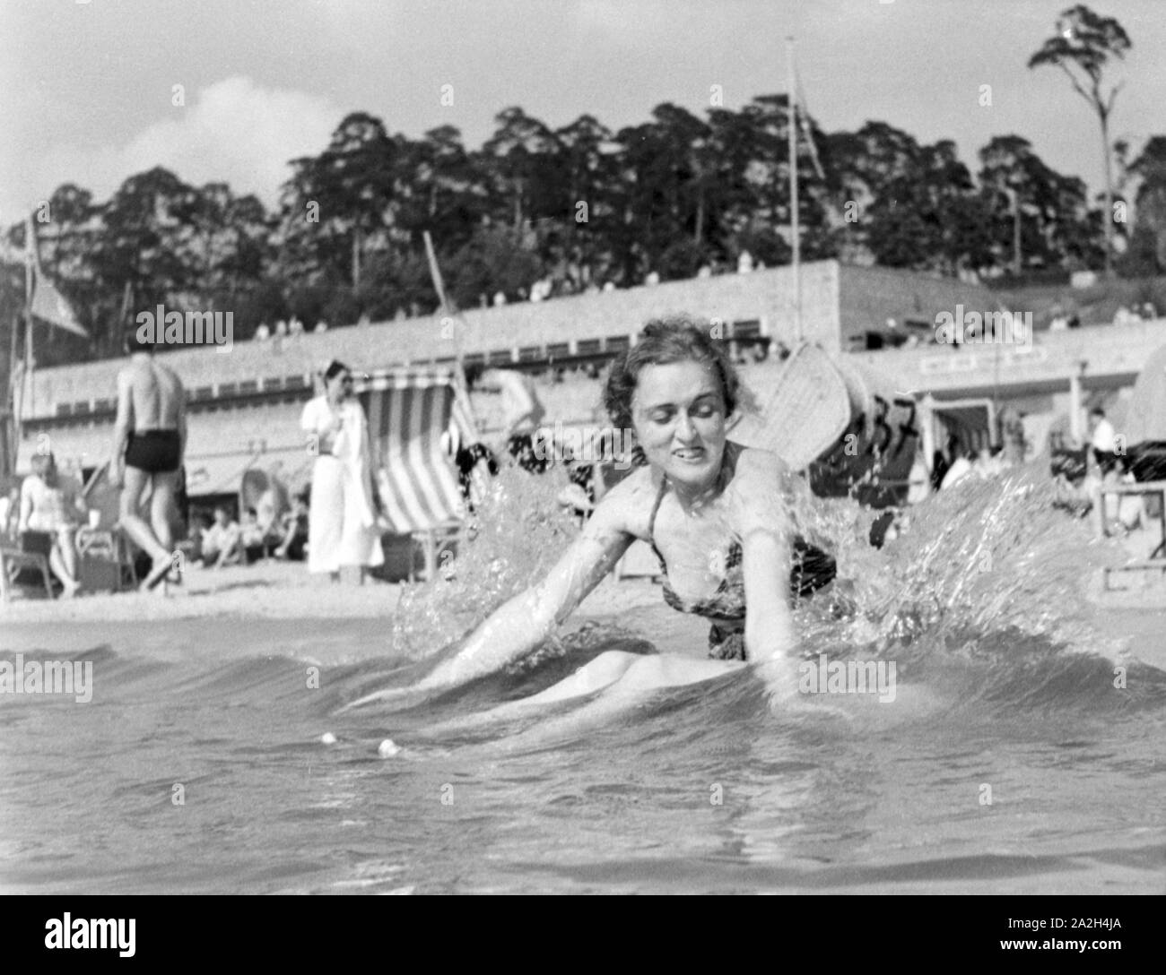 Badenixe im Strandbad Wannsee in Berlin, Deutschland 1930er Jahre. Swimming beauty at lake Wannsee lido in Berlin, Germany 1930s. Stock Photo