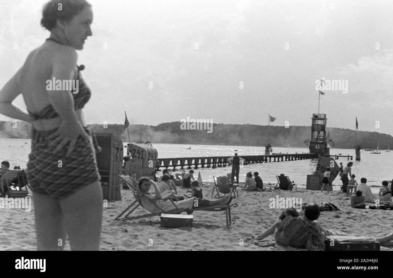 Badenixe im Strandbad Wannsee in Berlin, Deutschland 1930er Jahre. Swimming beauty at lake Wannsee lido in Berlin, Germany 1930s. Stock Photo