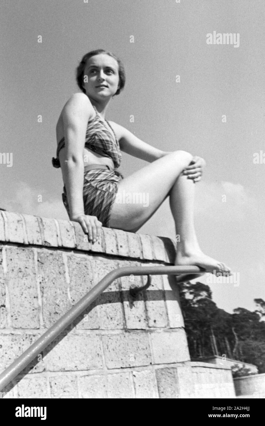 Badenixe im Strandbad Wannsee in Berlin, Deutschland 1930er Jahre. Swimming beauty at lake Wannsee lido in Berlin, Germany 1930s. Stock Photo