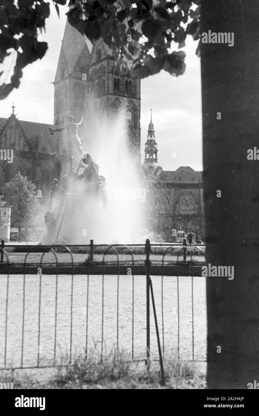 Spaziergang durch Bremen, Deutschland 1930er Jahre. Strolling through the city of Bremen, Germany 1930s. Stock Photo