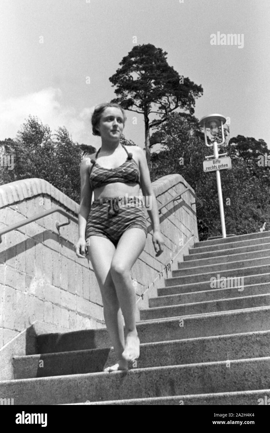 Badenixe im Strandbad Wannsee in Berlin, Deutschland 1930er Jahre. Swimming beauty at lake Wannsee lido in Berlin, Germany 1930s. Stock Photo