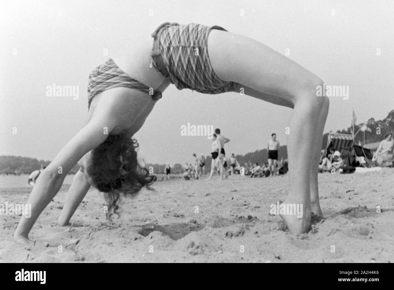 Badenixe im Strandbad Wannsee in Berlin, Deutschland 1930er Jahre. Swimming beauty at lake Wannsee lido in Berlin, Germany 1930s. Stock Photo