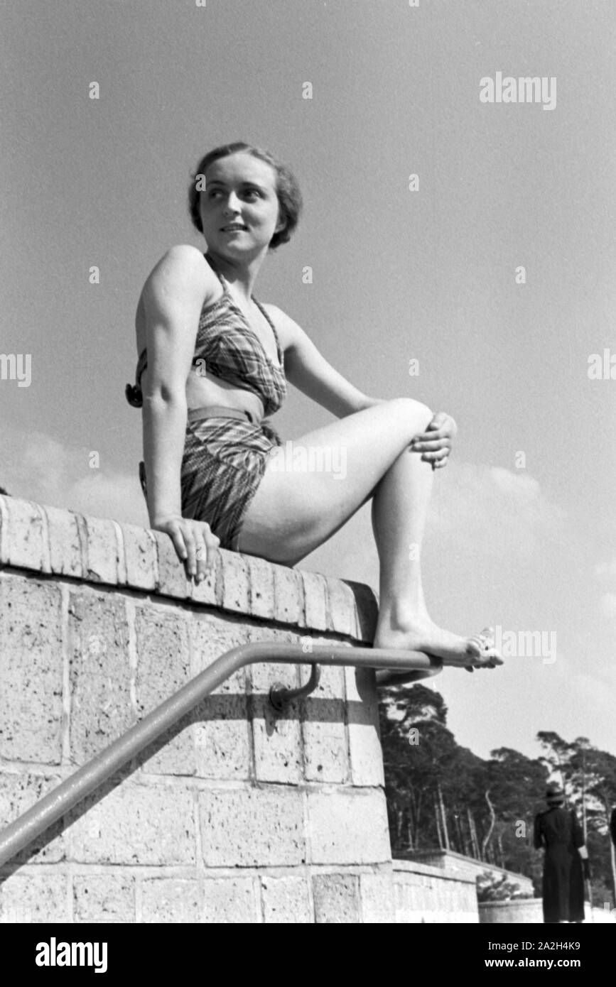 Badenixe im Strandbad Wannsee in Berlin, Deutschland 1930er Jahre. Swimming beauty at lake Wannsee lido in Berlin, Germany 1930s. Stock Photo