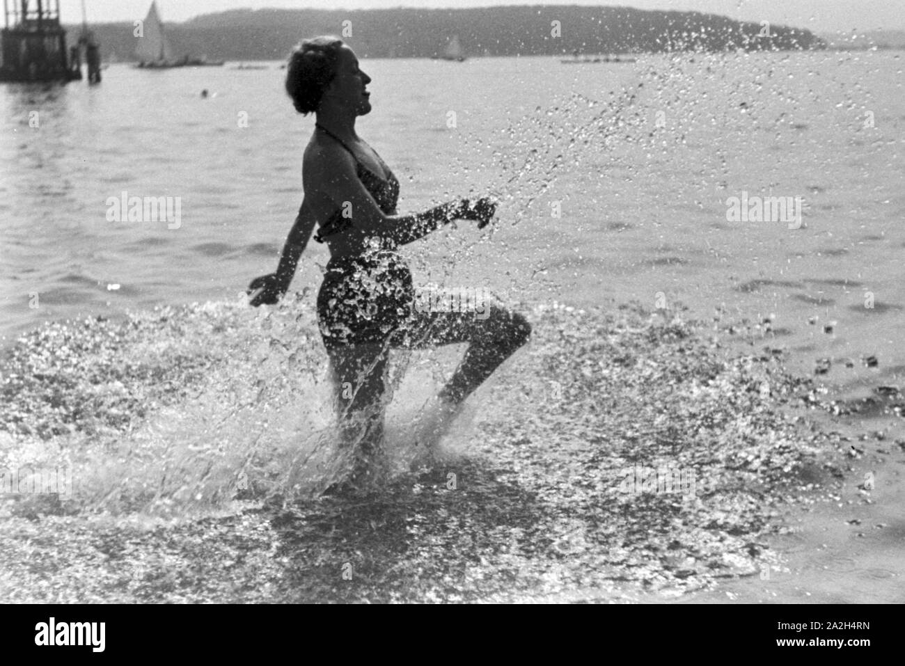 Badenixe im Strandbad Wannsee in Berlin, Deutschland 1930er Jahre. Swimming beauty at lake Wannsee lido in Berlin, Germany 1930s. Stock Photo