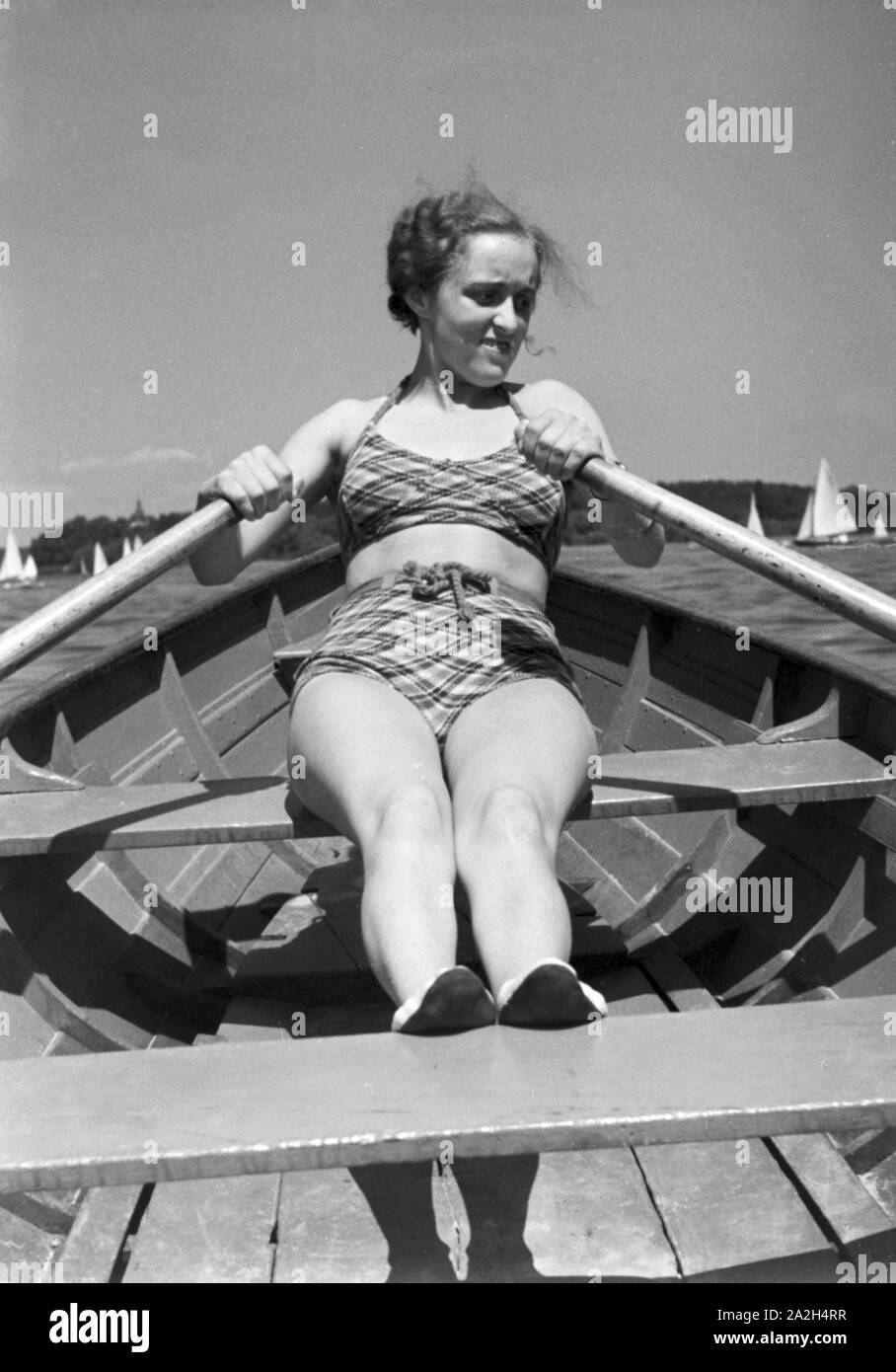 Badenixe im Strandbad Wannsee in Berlin, Deutschland 1930er Jahre. Swimming beauty at lake Wannsee lido in Berlin, Germany 1930s. Stock Photo