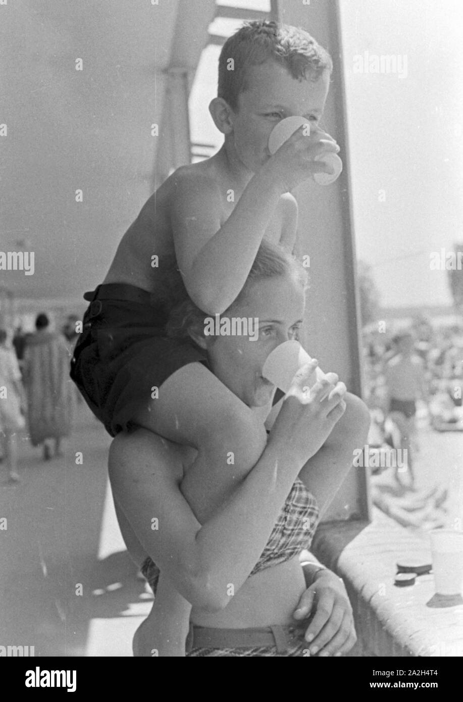 Mutter und Sohn im Strandbad Wannsee in Berlin, Deutschland 1930er Jahre. Mother and son at lake Wannsee lido in Berlin, Germany 1930s. Stock Photo