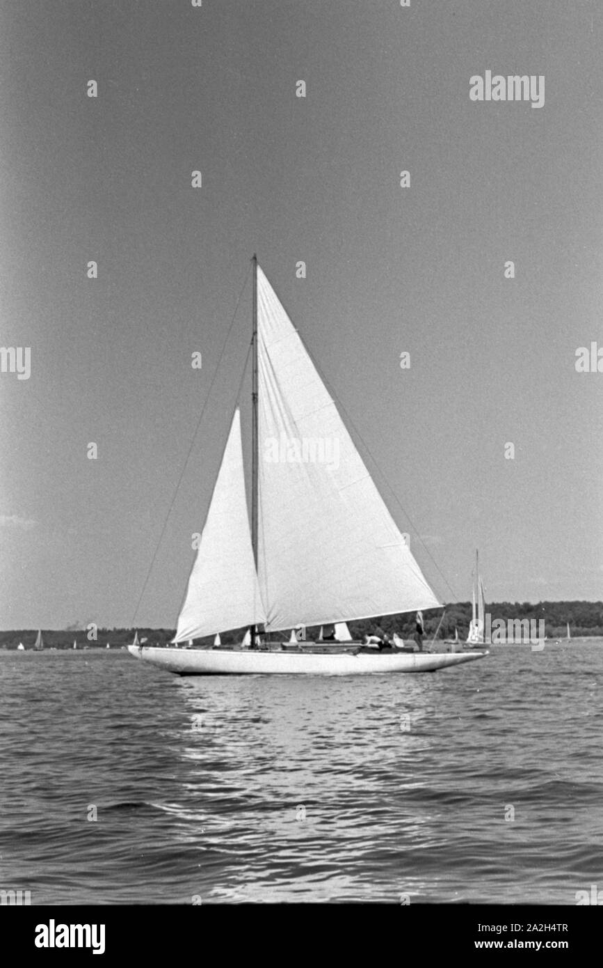 Segelboote auf dem Wannsee in Berlin, Deutschland 1930er JAhre. Sailing on lake Wannsee at Berlin, Germany 1930s. Stock Photo