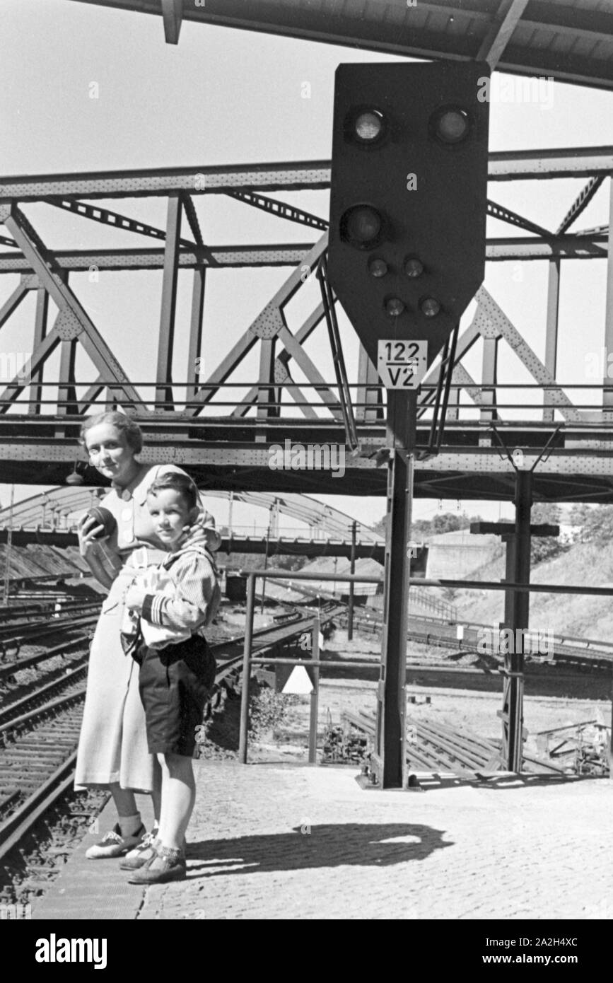 Mutter und Sohn am Bahnsteig, Deutschland 1930er Jahre. Mother and son at the platform, Germany 1930s. Stock Photo