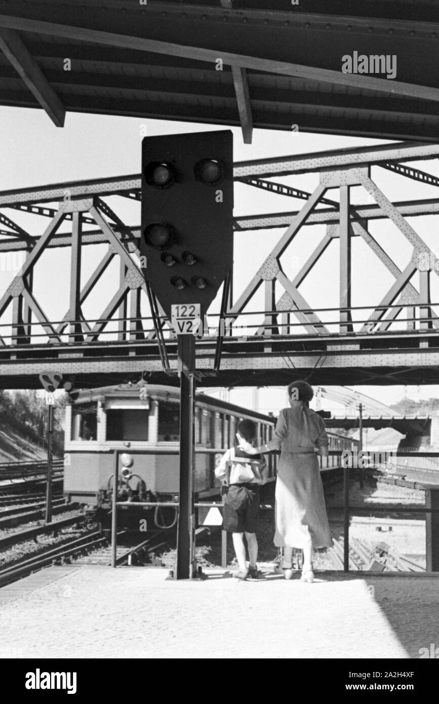 Mutter und Sohn am Bahnsteig, Deutschland 1930er Jahre. Mother and son at the platform, Germany 1930s. Stock Photo