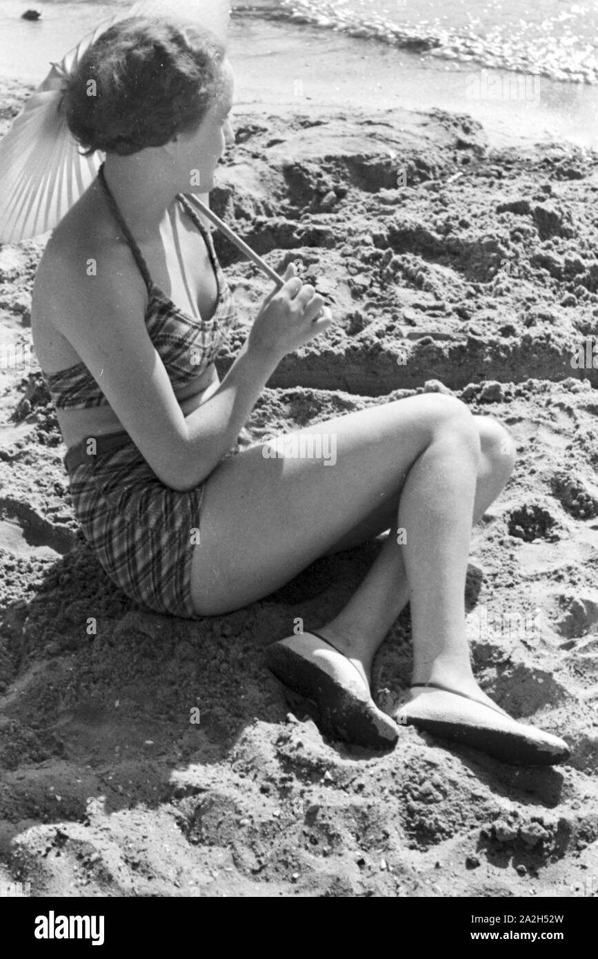Badenixe im Strandbad Wannsee in Berlin, Deutschland 1930er Jahre. Swimming beauty at lake Wannsee lido in Berlin, Germany 1930s. Stock Photo