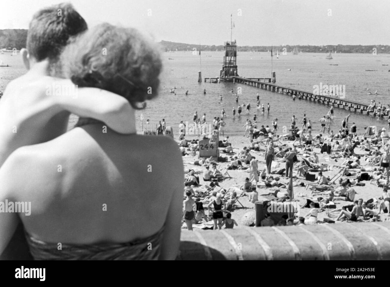Badegäste im Strandbad Wannsee in Berlin, Deutschland 1930er Jahre. Swimming guests at lake Wannsee lido in Berlin, Germany 1930s. Stock Photo