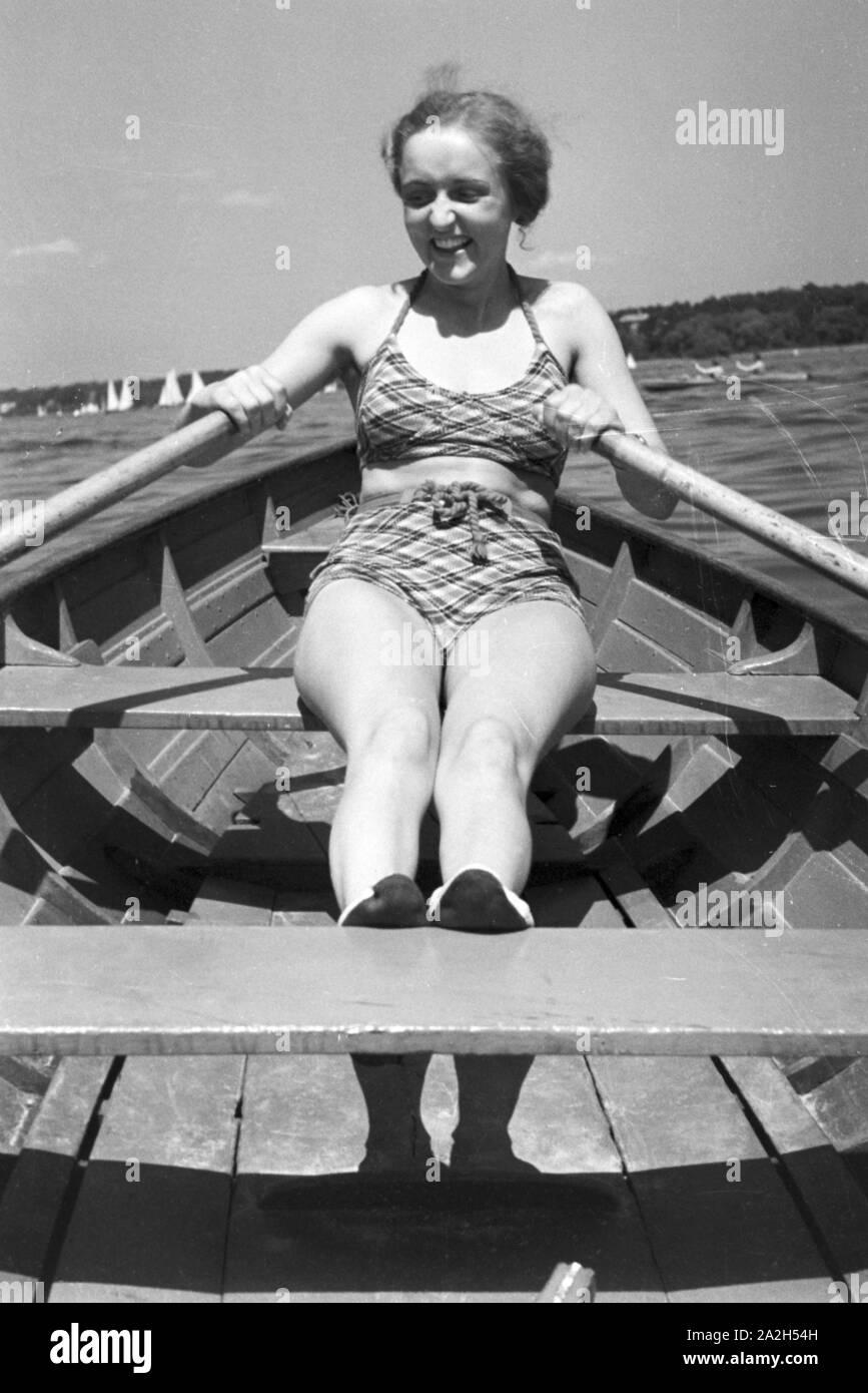Badenixe im Strandbad Wannsee in Berlin, Deutschland 1930er Jahre. Swimming beauty at lake Wannsee lido in Berlin, Germany 1930s. Stock Photo
