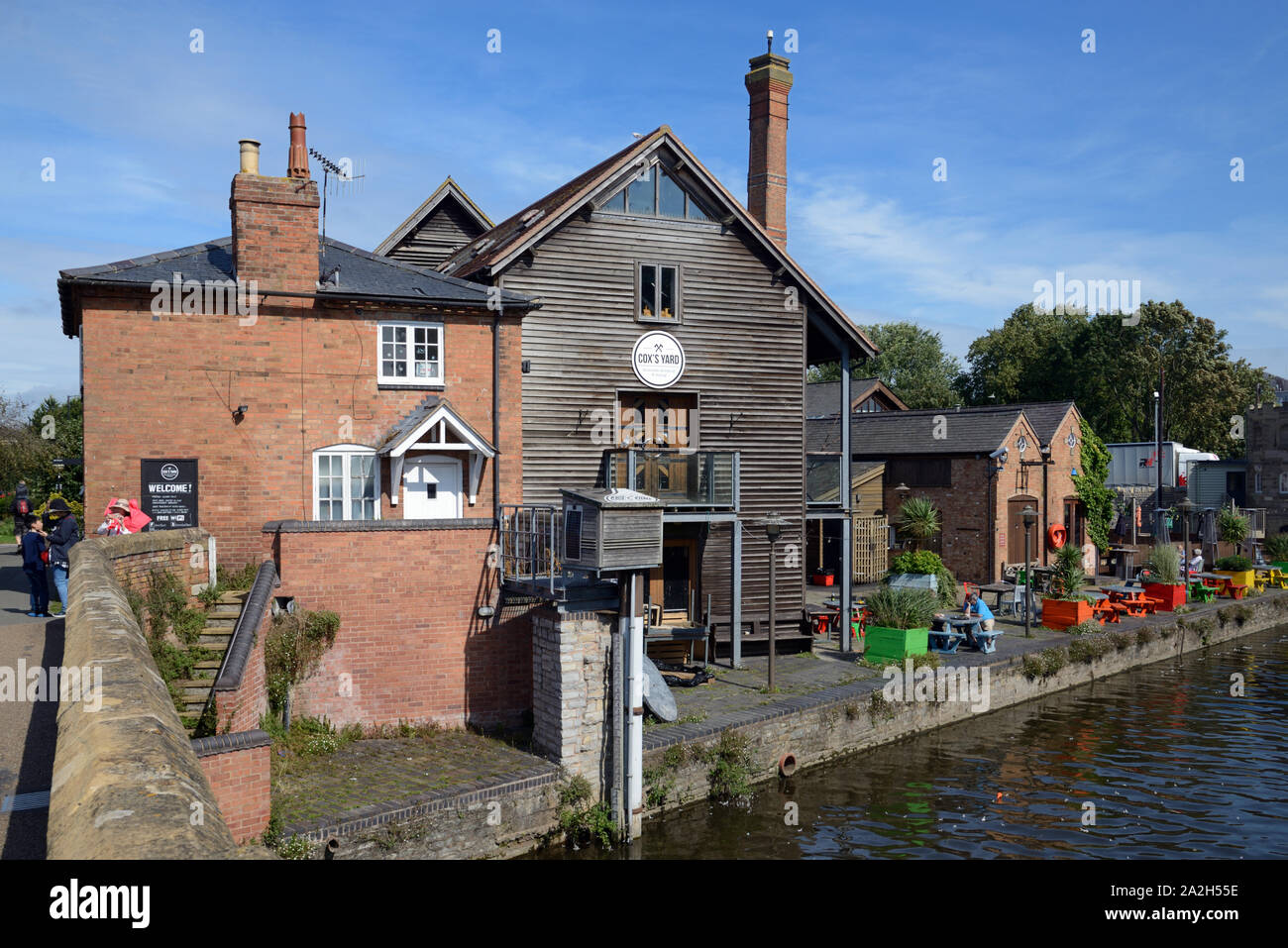 Cox's Yard Traditional Restaurant, Bar & Pub or Public House on Banks of River Avon Stratford-upon-Avon Warwickshire England UK Stock Photo