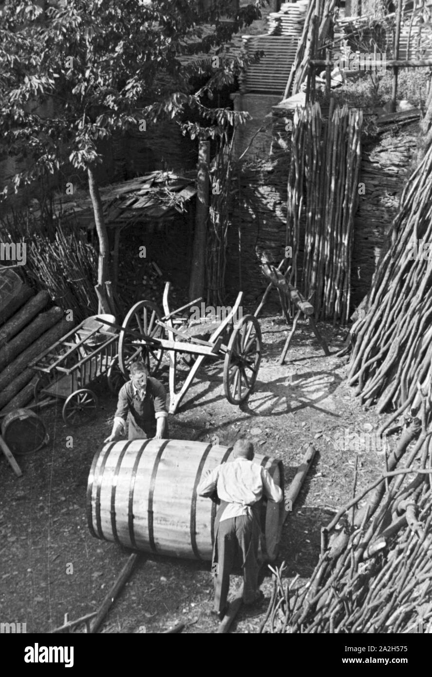 Moselbauer bei der Arbeit als Böttcher, Deutschland 1930er Jahre. Winegrower at work, producing a cask, Germany 1930s. Stock Photo