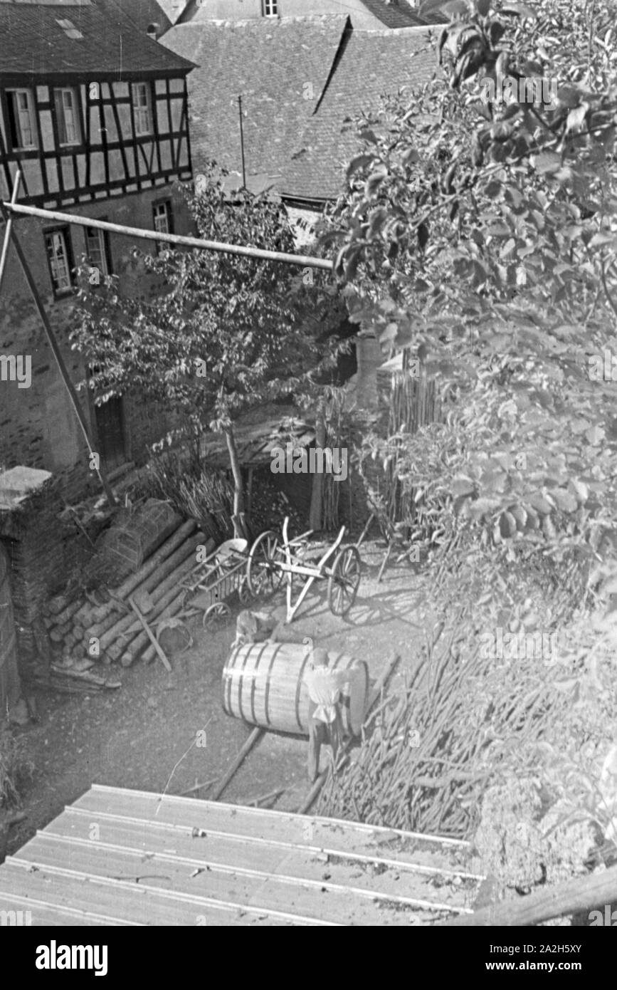 Moselbauer bei der Arbeit als Böttcher, Deutschland 1930er Jahre. Winegrower at work, producing a cask, Germany 1930s. Stock Photo