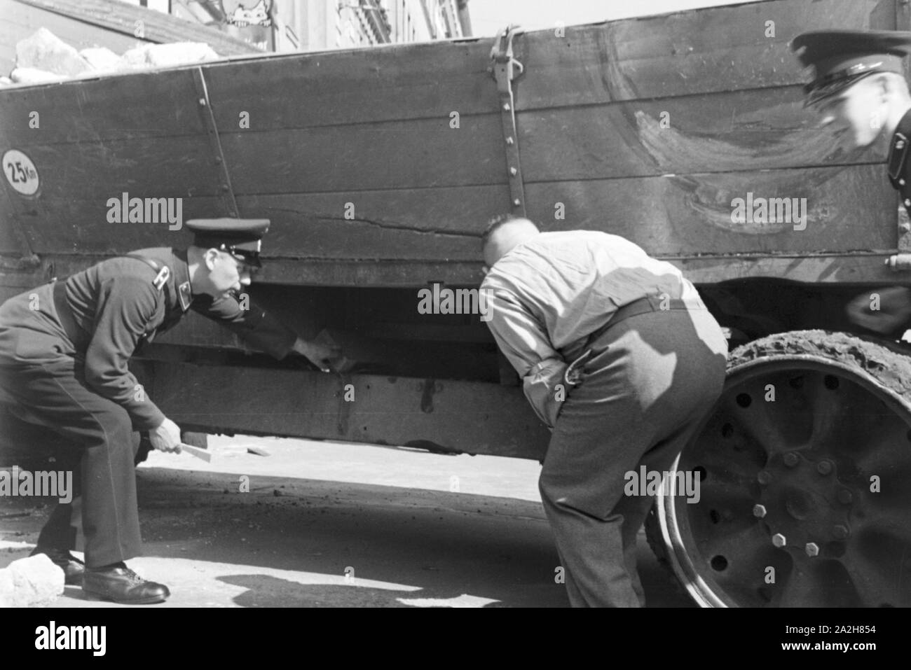 Polizisten rekonstruieren einen Verkehrsunfall, Deutschland 1930er Jahre. Policemen reconstructing a traffic accident, Germany 1930s. Stock Photo