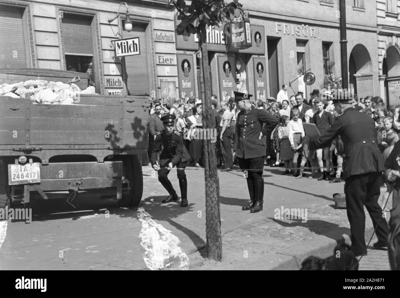 Polizisten rekonstruieren einen Verkehrsunfall, Deutschland 1930er Jahre. Policemen reconstructing a traffic accident, Germany 1930s. Stock Photo