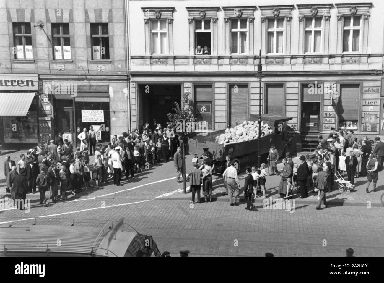 Schaulustige sammeln sich um einen Verkehrsunfall, Deutschland 1930er Jahre. Curious onlookers gathering at a traffic accident, Germany 1930s. Stock Photo