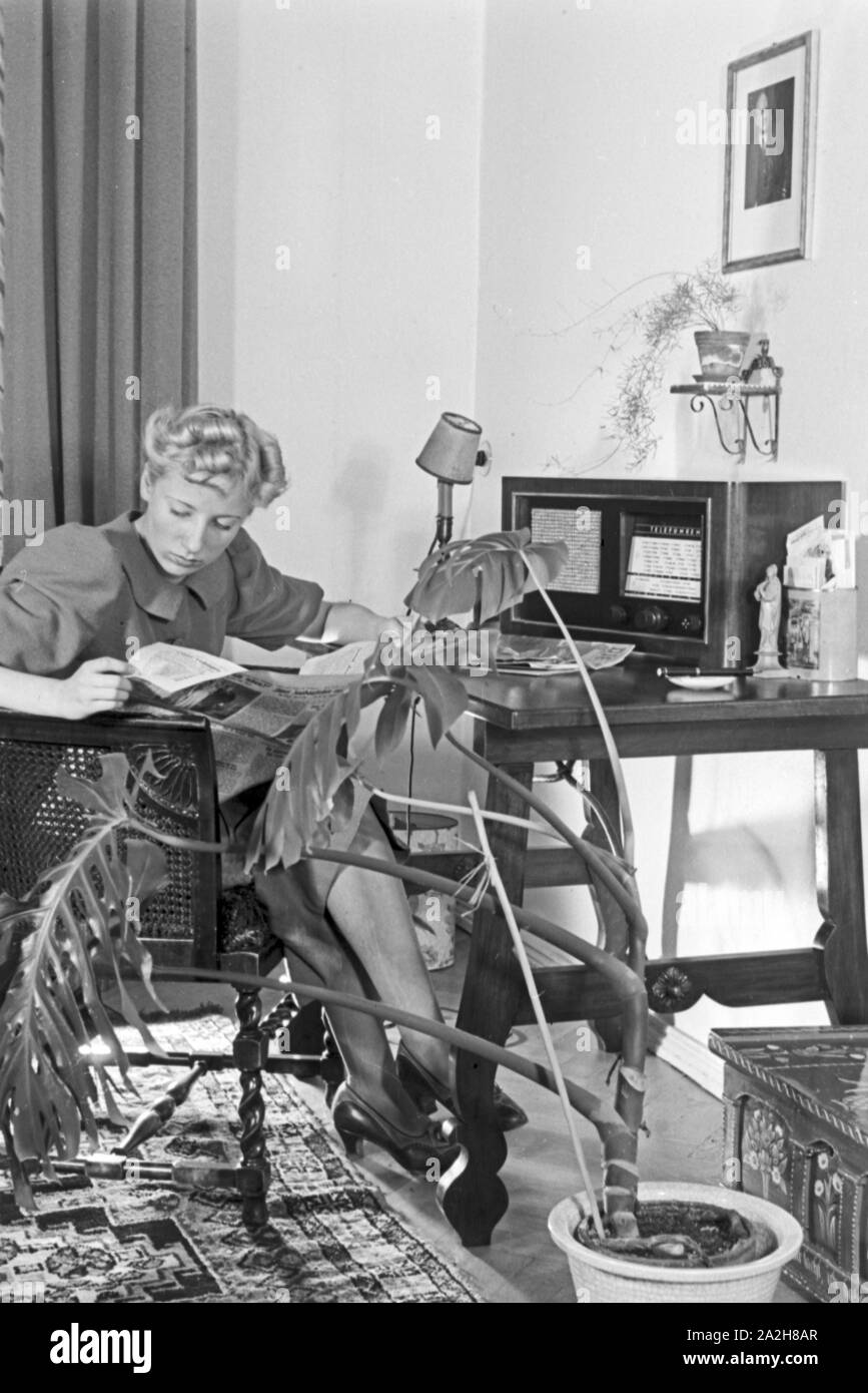 Das Radio steht auf dem Schreibtisch einer Frau, Deutschland 1930er Jahre. Radio on a desk of a woman, Germany 1930s. Stock Photo