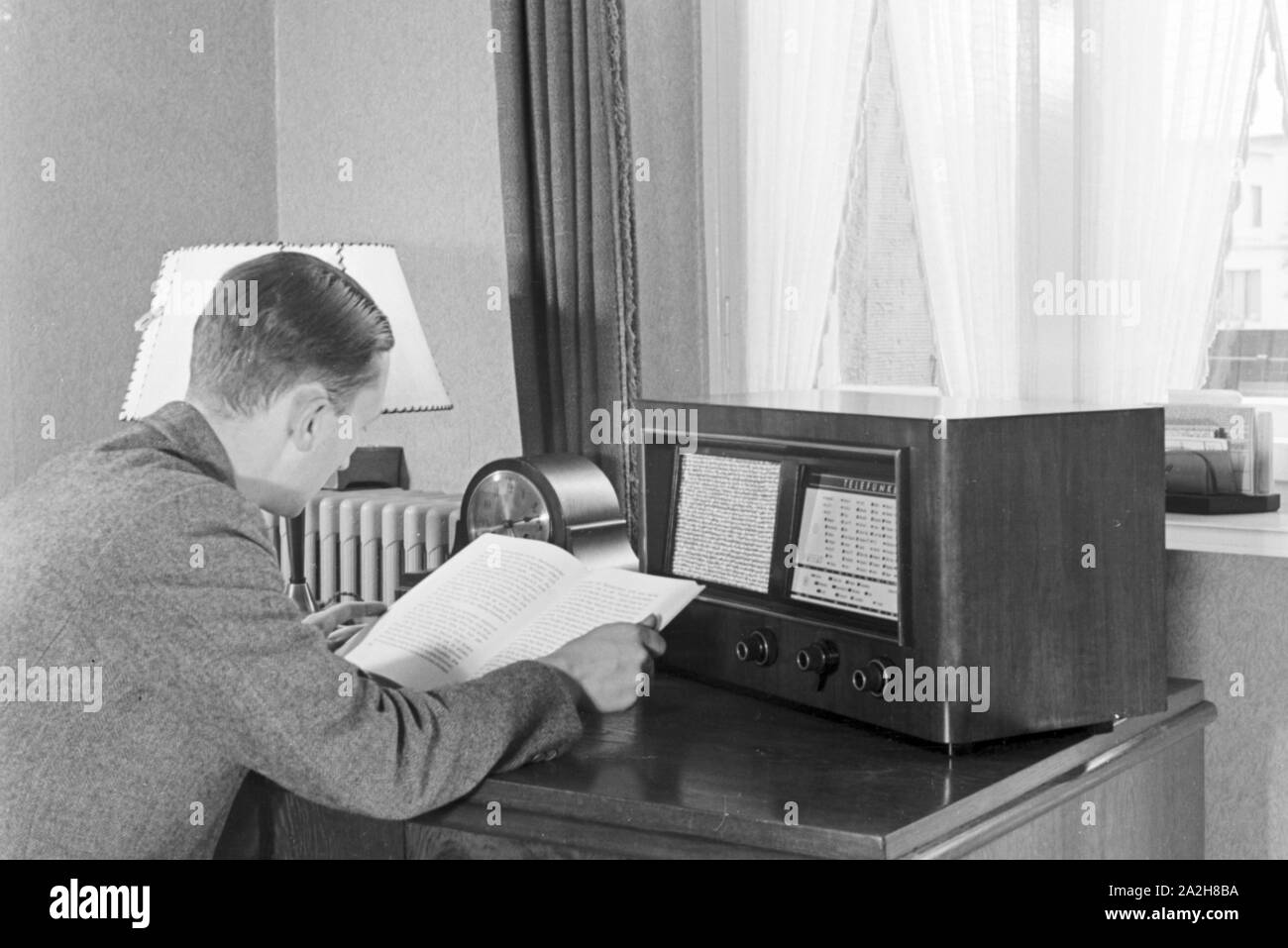 Das Radio steht auf dem Schreibtisch eines Mannes, Deutschland 1930er Jahre. Radio on a desk of